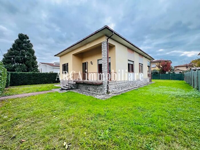 Casa con 7 locali in vendita in Pietrasanta