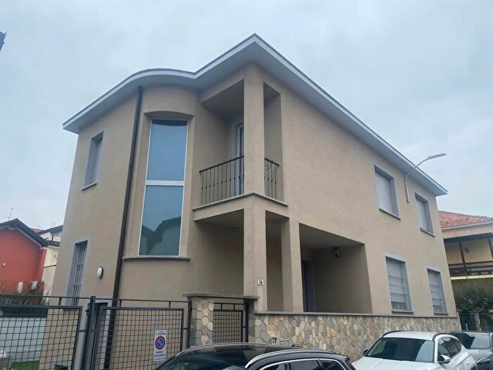 Casa con 16 locali in vendita in Vigevano