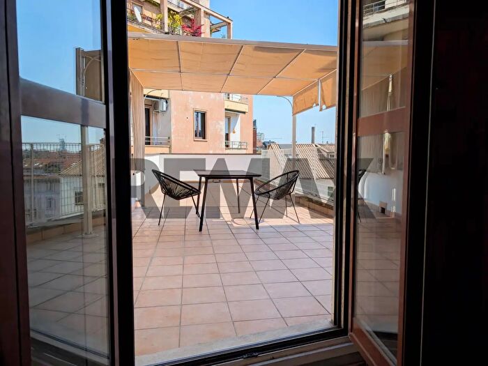 Appartamento trilocale in affitto in Via Andrea Solari, Milano