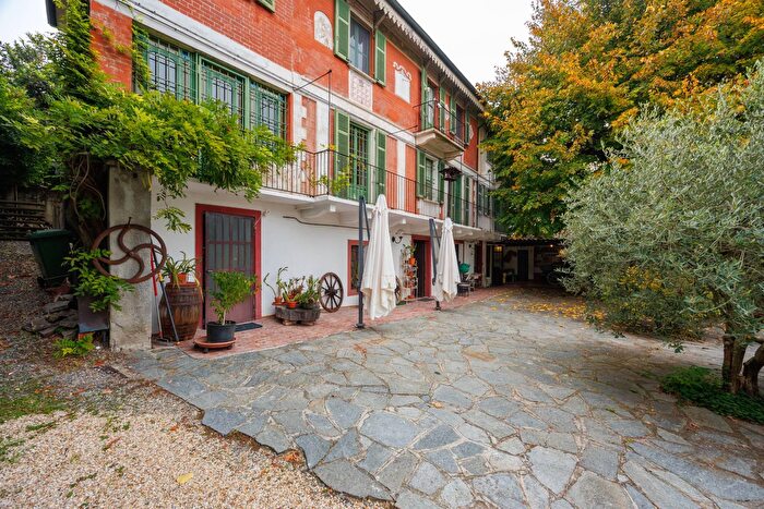 Casa con 8 locali in vendita in Località Sant Emiliano, Albugnano