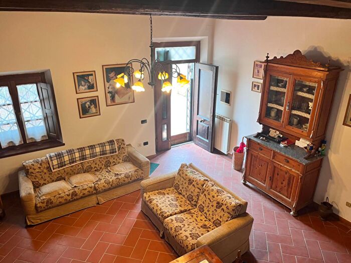 Casa con 6 locali in vendita in Montale