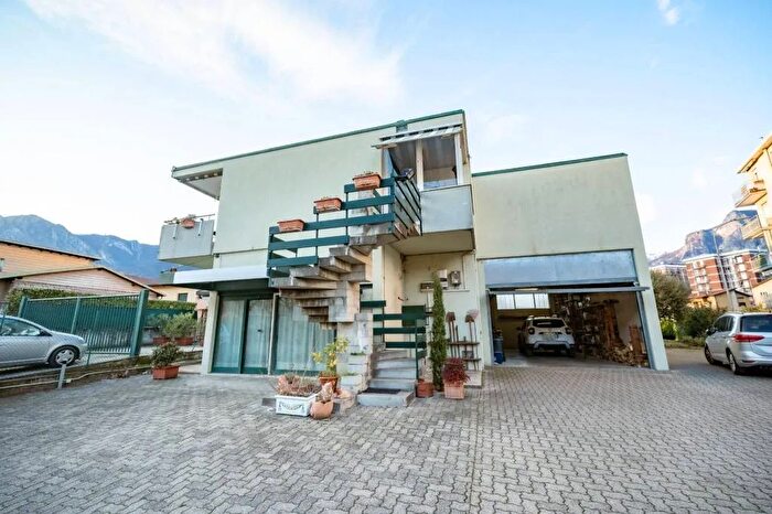 Casa con 5 locali in vendita in Via Gaggio Malgrate, Malgrate