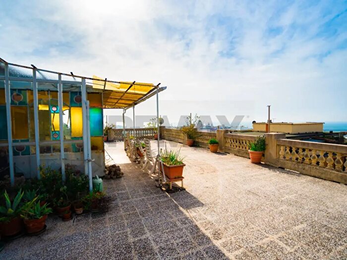 Appartamento con 9 locali in vendita in Via Oberto Cancelliere, Genova