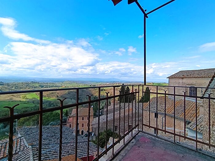 Appartamento con 8 locali in vendita in Piazza Vittorio Emanuele Collevecchio, Collevecchio