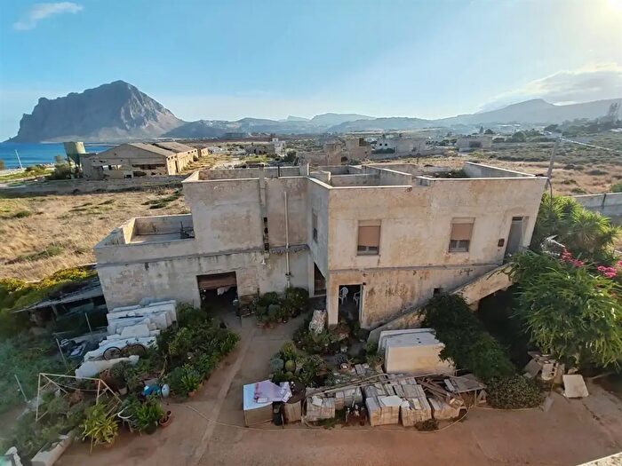 Casa con 20 locali in vendita in Via del Mare, Valderice
