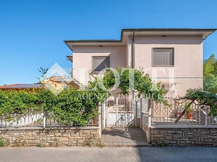Appartamento con 5 locali in affitto in Via Garibaldi, Centro, Vicopisano