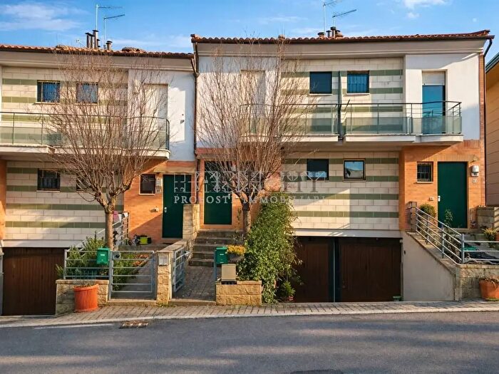 Casa con 6 locali in vendita in Via Losi, Asciano