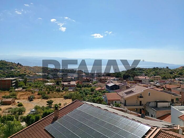 Appartamento con 10 locali in vendita in Via Giuseppe Fava, Messina