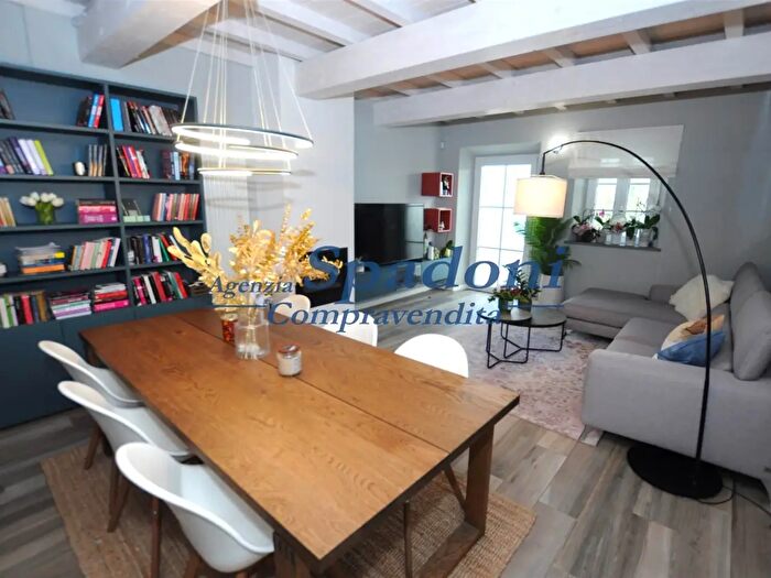 Casa con 8 locali in vendita in Altopascio