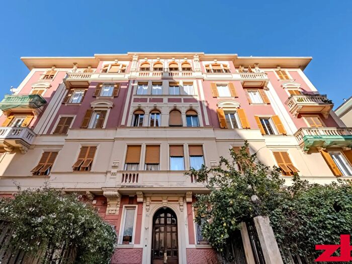 Appartamento con 10 locali in vendita in Via Albaro, Genova