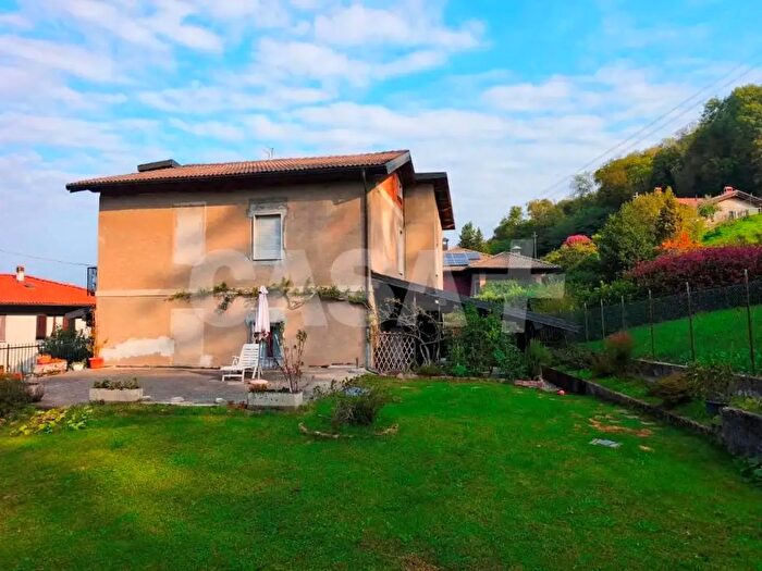 Casa con 6 locali in vendita in Via Ca del Mago, Valganna