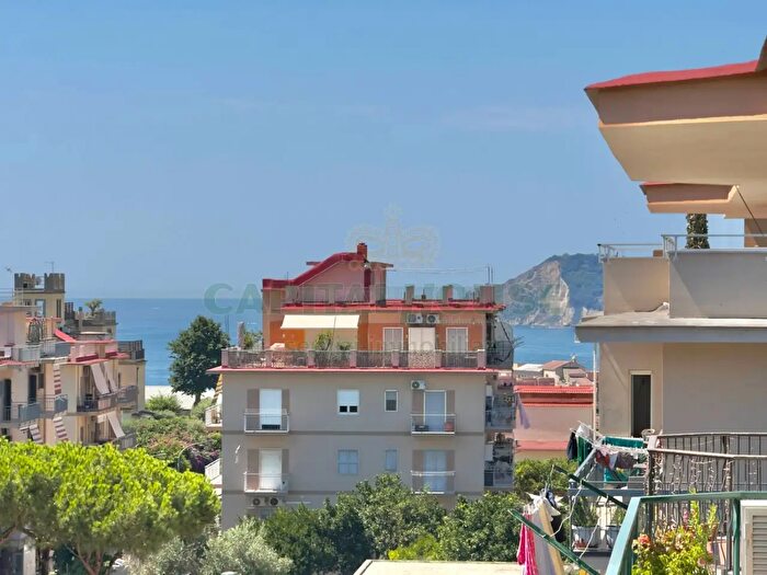 Appartamento trilocale in vendita in Via degli Aranci, Pozzuoli