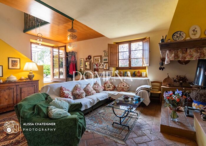 Casa con 8 locali in vendita in Sovicille