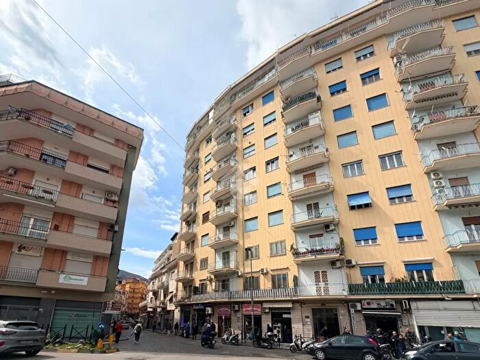 Appartamento con 5 locali in vendita in Via Giuseppe Cosenza, Castellammare Di Stabia