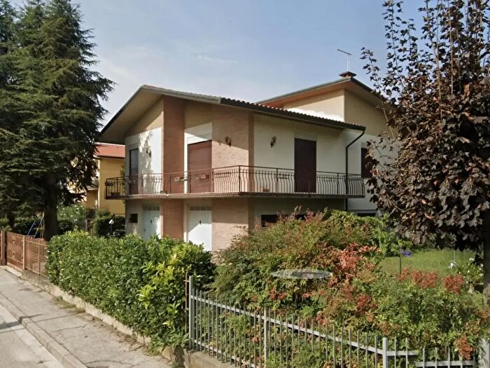 Casa con 6 locali in vendita in Nove
