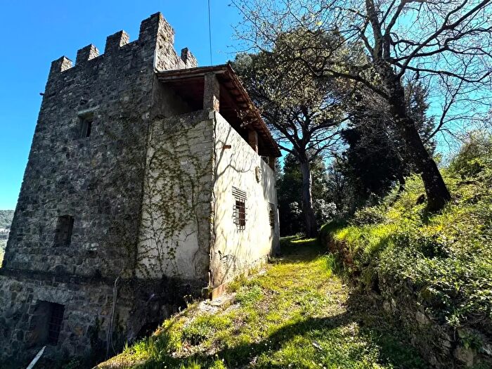 Casa con 11 locali in vendita in Via della Rosa, Firenze