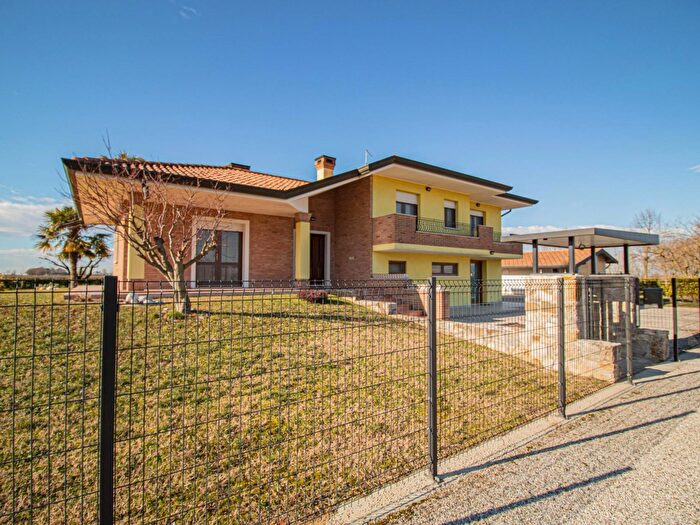 Casa con 5 locali in vendita in Carlino