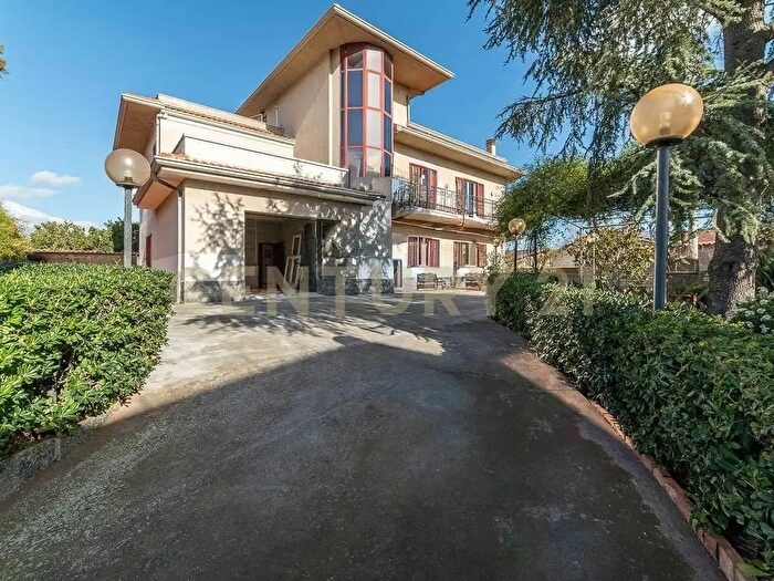 Casa con 17 locali in vendita in Via Salaria, San Giovanni La Punta