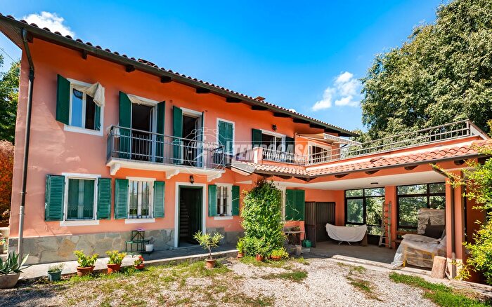 Casa con 7 locali in vendita in Via Silva, Marentino