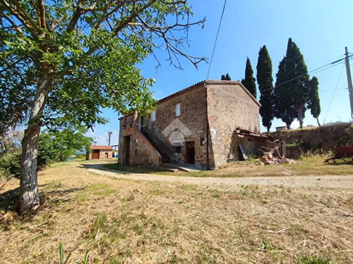 Casa con 8 locali in vendita in Str Cimitero Collestrada Madonna di Campagna, Perugia