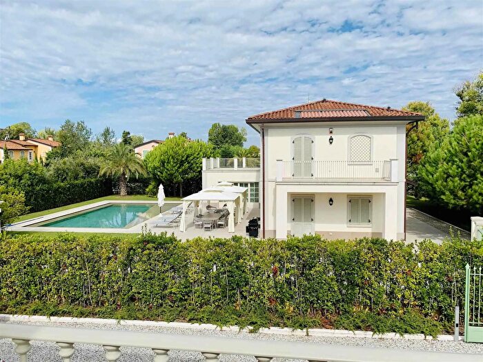 Casa con 16 locali in vendita in Vittoria Apuana Forte dei Marmi Lucca, Forte Dei Marmi