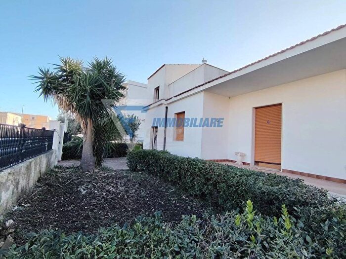 Casa con 6 locali in affitto in Via Grottasanta, Grottasanta Tunisi, Siracusa