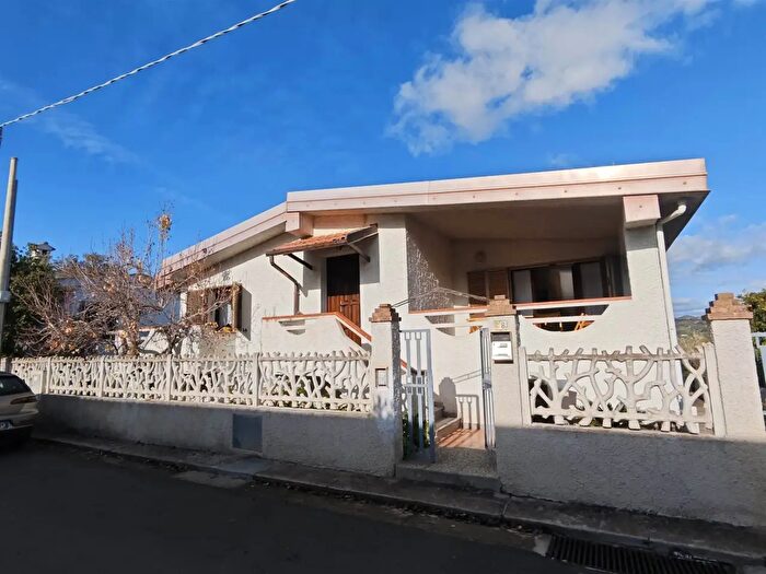 Casa con 10 locali in vendita in Bari Sardo