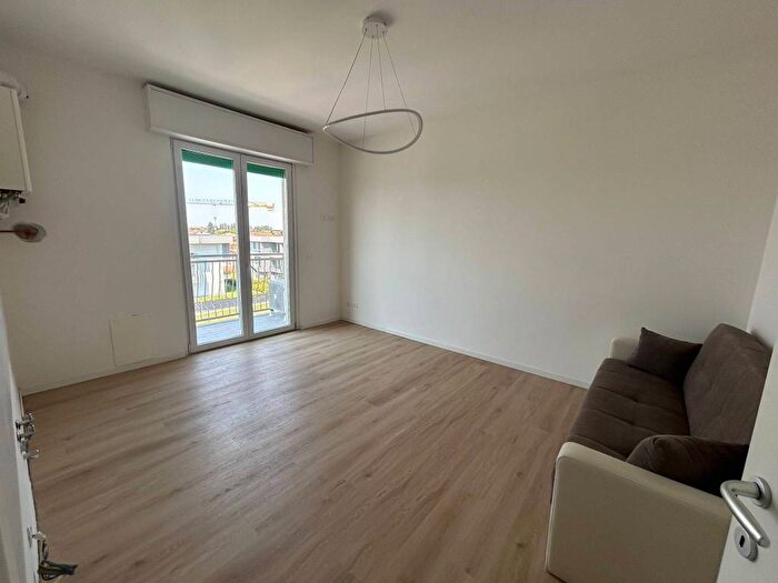 Appartamento trilocale in affitto in Via Marche, Centro, Lainate