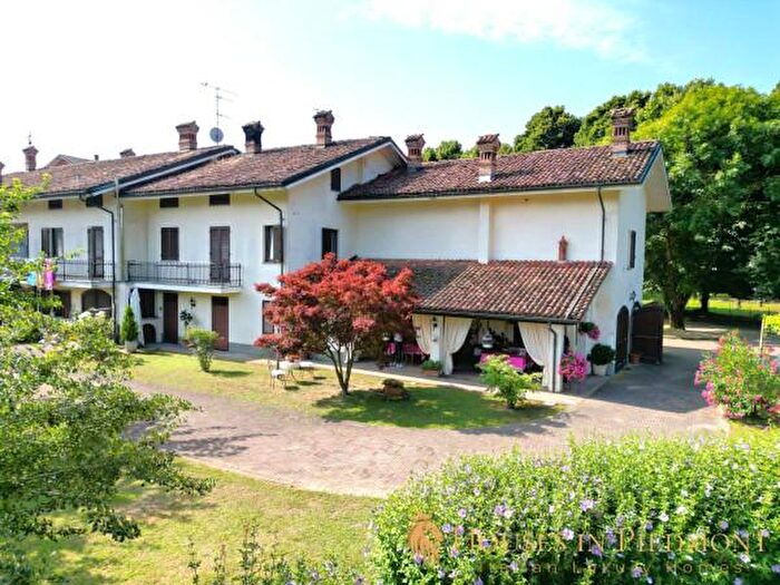 Casa con 6 locali in vendita in Castagnito