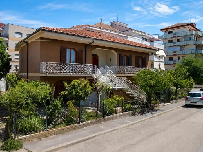Appartamento quadrilocale in vendita in Via Sulmona, Chieti