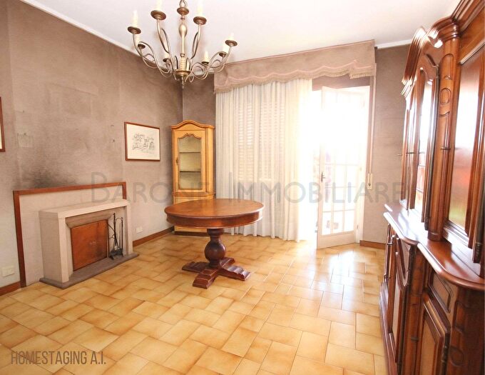 Appartamento con 6 locali in vendita in Via Carducci, Massa