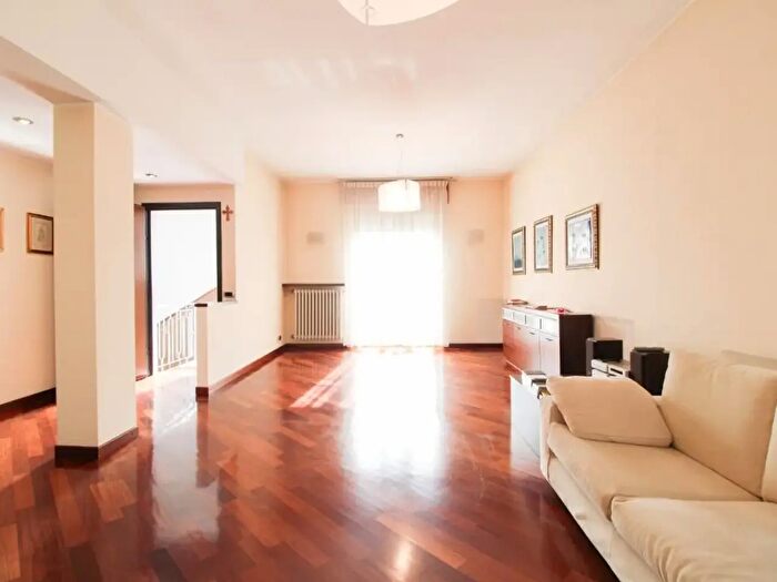 Appartamento trilocale in vendita in Via l Cadorna, Cormano