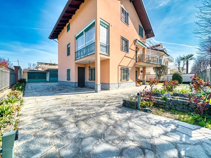 Casa con 8 locali in vendita in Viale Generale Perotti, Beinasco