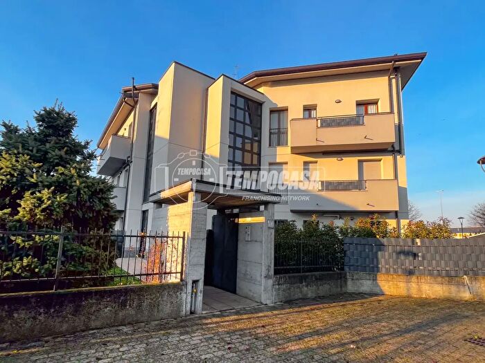 Appartamento trilocale in vendita in Piazza Tino Bruschi, Zelo Buon Persico