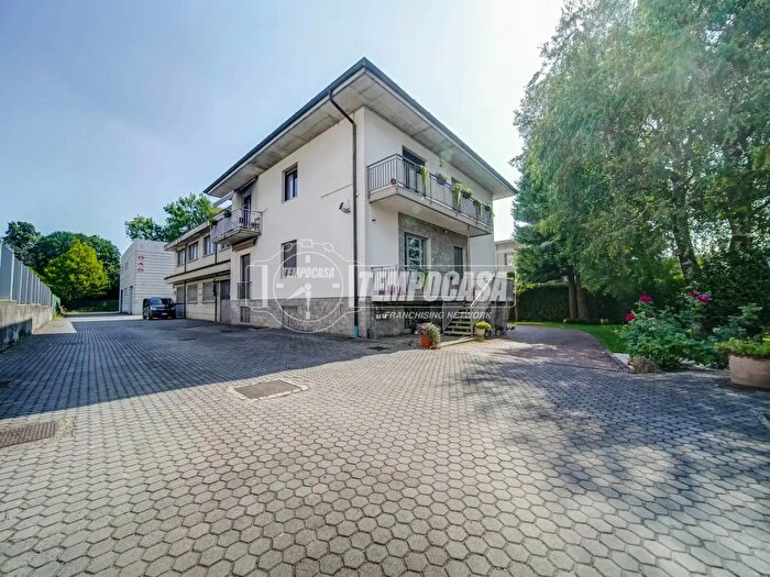 Appartamento trilocale in vendita in Via Cesare Battisti, Gazzada Schianno