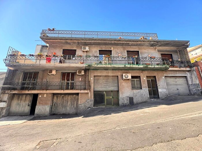 Casa con 8 locali in vendita in Via I Retta Ponente, Belpasso