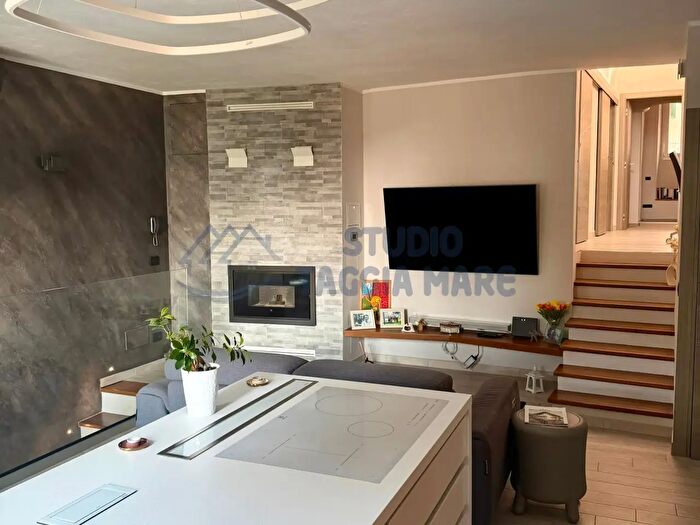 Casa con 5 locali in vendita in Via Roma, Castellaro