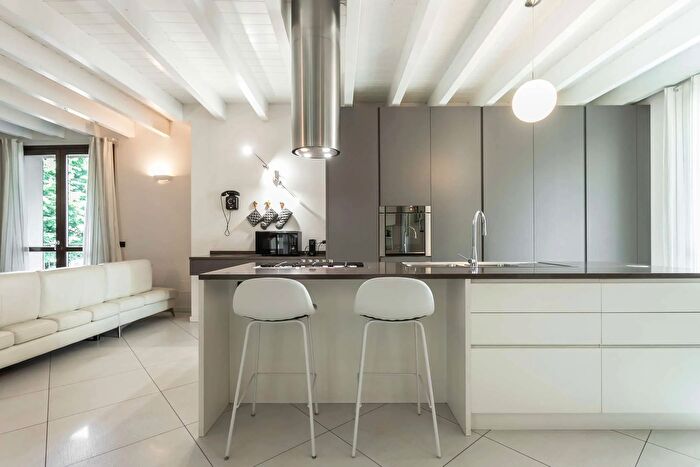 Appartamento quadrilocale in vendita in Via Fratelli Cervi, Trezzano Rosa