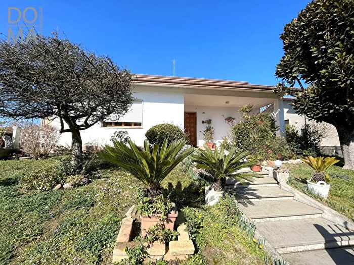 Casa con 9 locali in vendita in Porto Viro