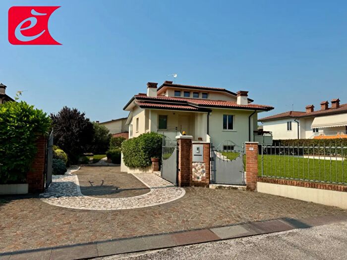 Casa con 11 locali in vendita in Via Adige, Zugliano