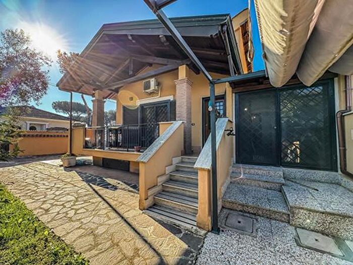 Casa con 6 locali in vendita in Via Luca Bati, Roma