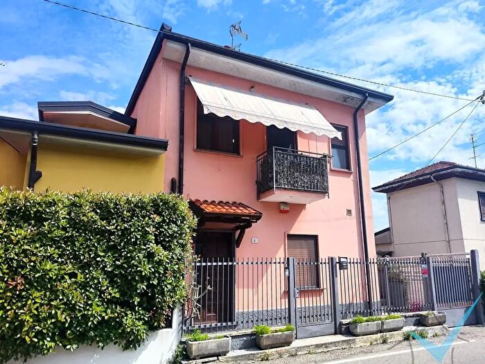 Appartamento trilocale in vendita in Via Pasteur, Limbiate