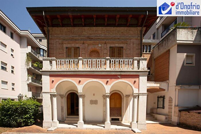 Casa con 7 locali in vendita in Via IV Novembre, Campobasso