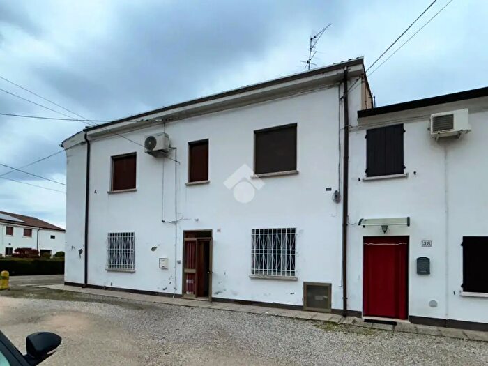 Casa quadrilocale in vendita in Via Montesanto, Ferrara