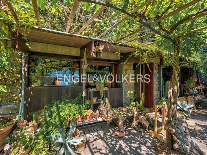 Casa con 6 locali in vendita in Oliveto Lario