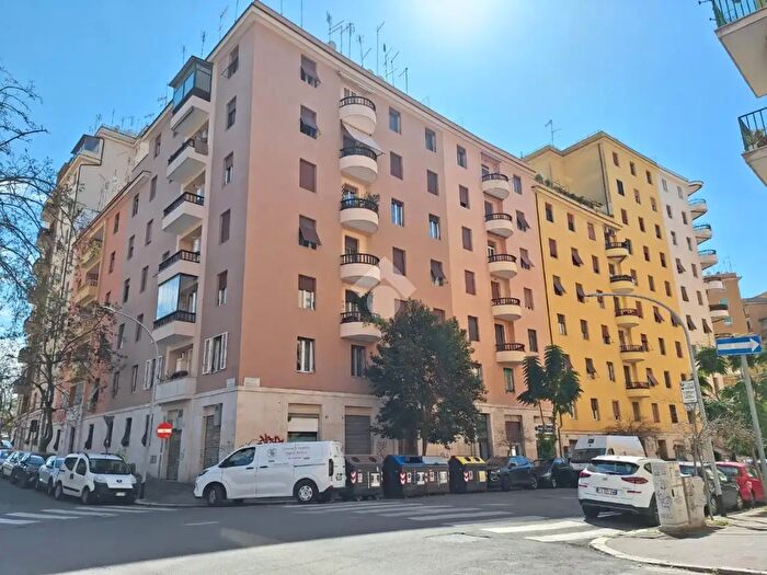 Appartamento bilocale in vendita in Via Mirandola, Roma