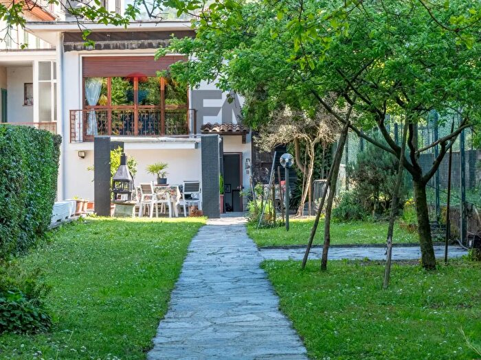 Casa con 8 locali in vendita in Via Duchessa di Genova, Stresa