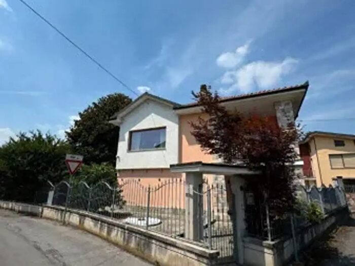 Casa con 6 locali in affitto in Via Saluzzo, Moretta