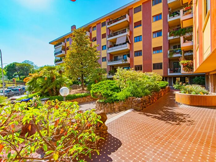 Appartamento quadrilocale in vendita in Viale Beata Vergine del Carmelo, Roma