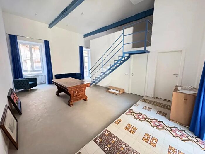 Appartamento trilocale in affitto in Via dei Tribunali, Napoli